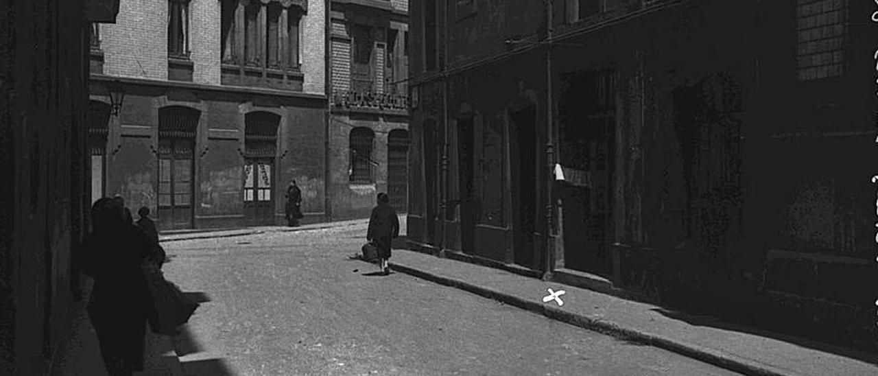 Aspecto de la calle Martínez Abades (hoy Santa Lucía) en 1932, con una equis en la acera derecha, justo donde cayó herido Gustavo Rodríguez Maribona.