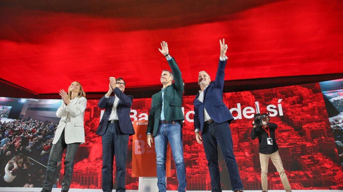 El presidente Pedro Sánchez, con Salvador Illa, Jaume Collboni y Lluïsa Moret, este domingo en Barcelona