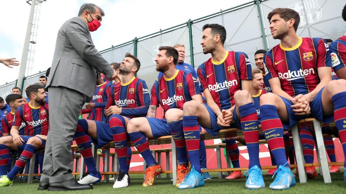 Joan Laporta saluda a los capitanes del Barça de la pasada temporada