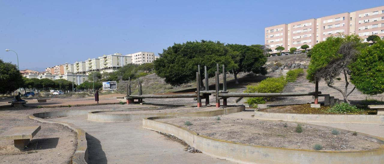 Antiguo auditorio abandonado al sur del parque Juan Pablo II, en Siete Palmas, por donde crecerá este espacio de ocio al aire libre.