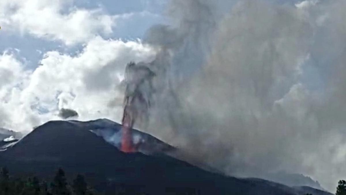 La erupción del volcán de La Palma este martes desde Tacande.