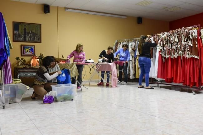 Preparativos para la representacion del dia de ...