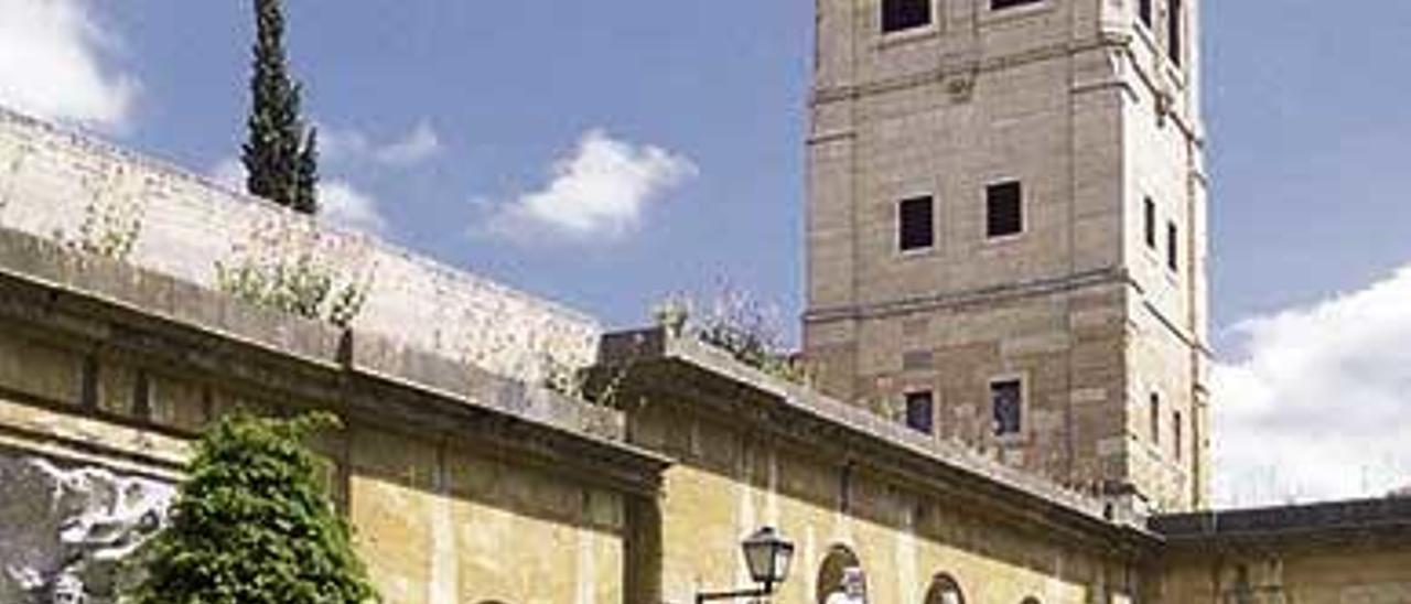 El jardín de los Reyes Caudillos, frente a la capilla del Rey Casto.