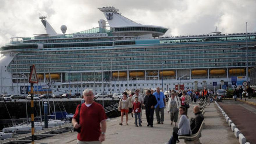 Cruceristas de Independence of the seas hacen escala en A Coruña.