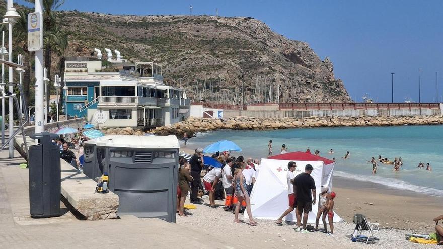 Fallece un bañista de 68 años en la playa de la Grava de Xàbia