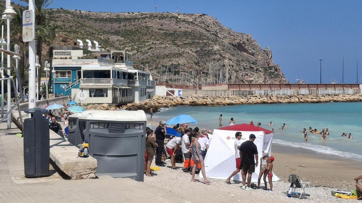Los socorristas, sanitarios y el médico del SAMU han intentado sin éxito reanimar al bañista