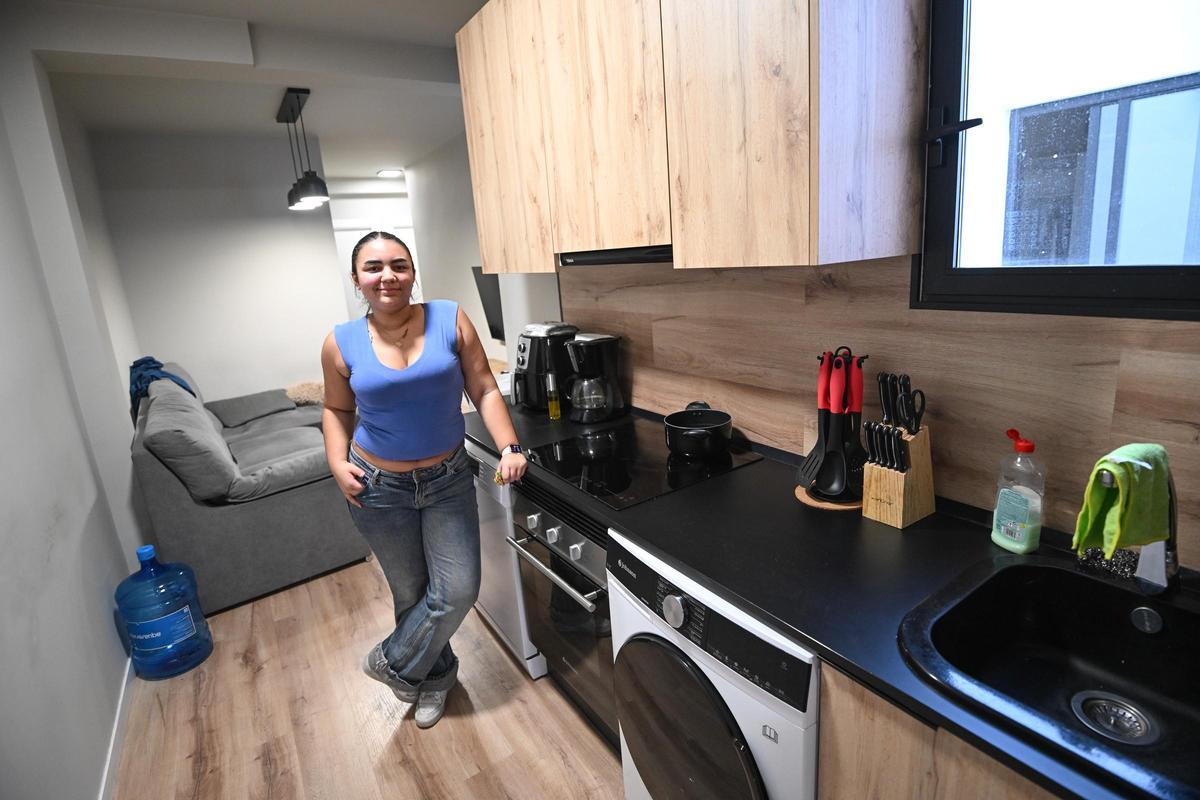 Una de las estudiantes alojadas en una de las residencias de la firma Elig Hall en Elche.