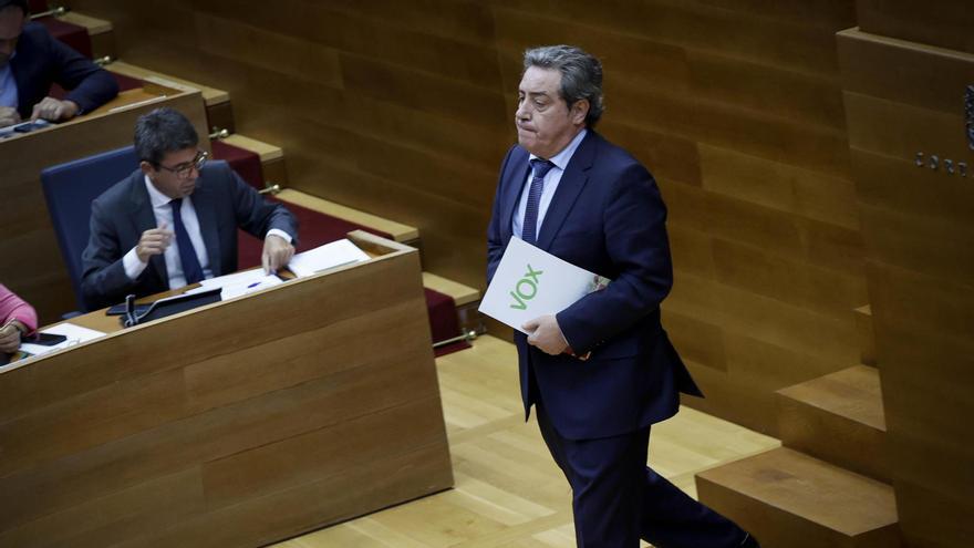 El síndic de Vox, José María Llanos, pasa por delante de Carlos Mazón en las Corts.