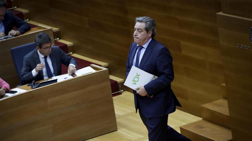 El síndic de Vox, José María Llanos, passa per davant de Carlos Mazón en les Corts