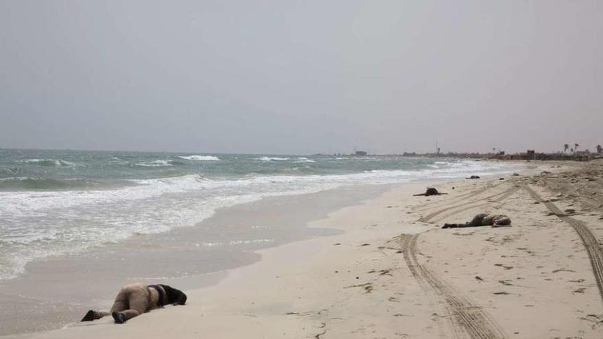 Algunos de los 117 cadáveres aparecidos en una playa libia, a la altura de la localidad de Zuwara, unos 120 kilómetros al oeste de Trípoli. // Efe