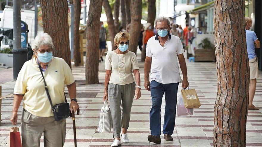 Persones passejant amb
 mascareta per Platja 
d&#039;Aro.  arxiu/marc martí