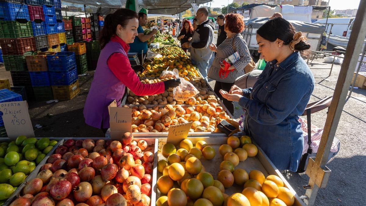 Usuarios y puestos del mercadillo de Teulada, en una imagen de archivo.