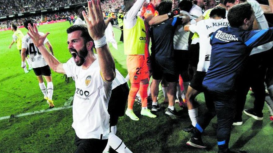 José Luis Gayà, en la celebración del gol de Javi Guerra al Valladolid. | FRANCISCO CALABUIG