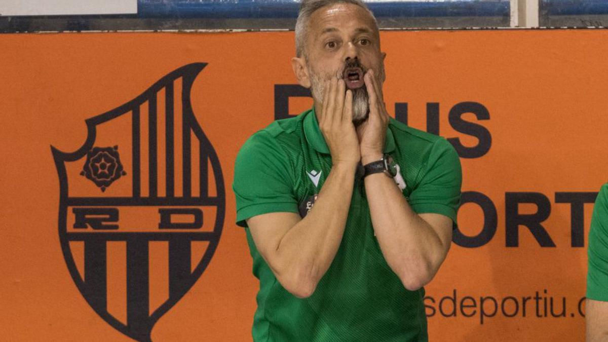 El técnico Juan Copa, durante el partido. |  // LOF