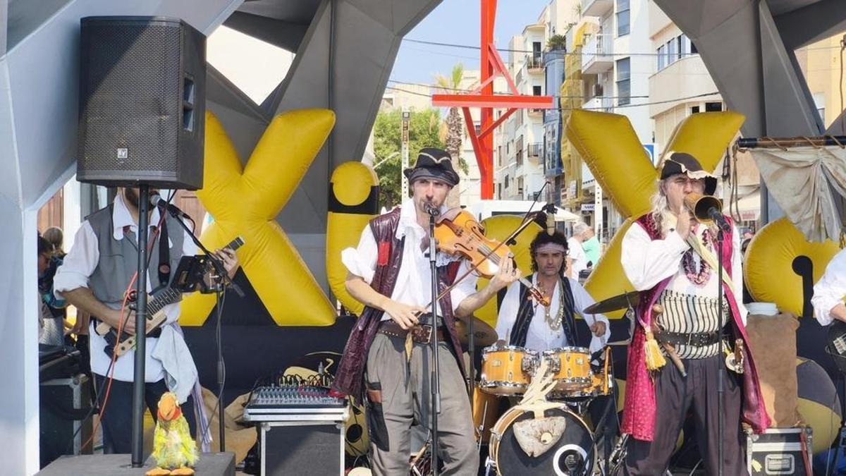 La actividad del Día de la Juventud ha comenzado con la fiesta de la espuma de Los Corsarios de la Espuma.