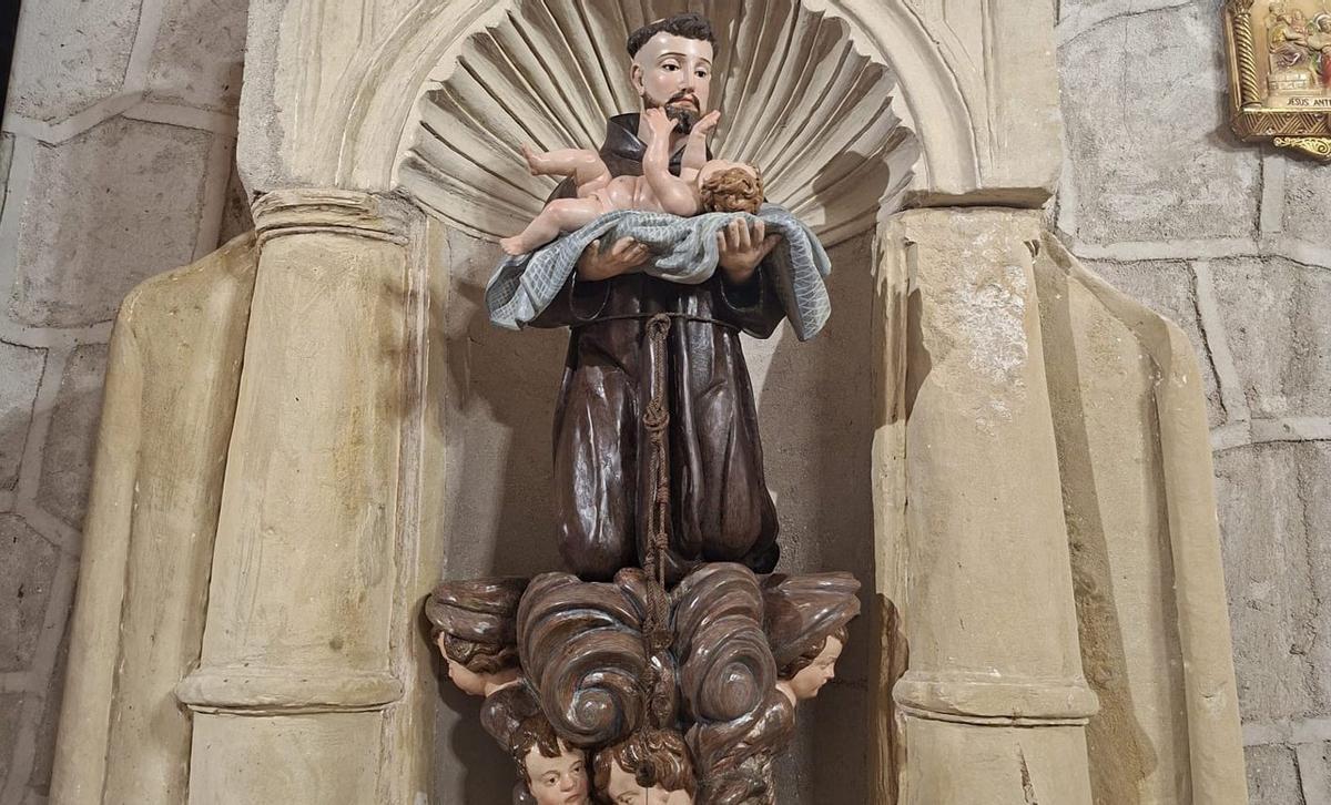 La imagen de San Antonio se exhibe de nuevo en el interior de la iglesia de San Andrés de Olmo. | CEDIDAS