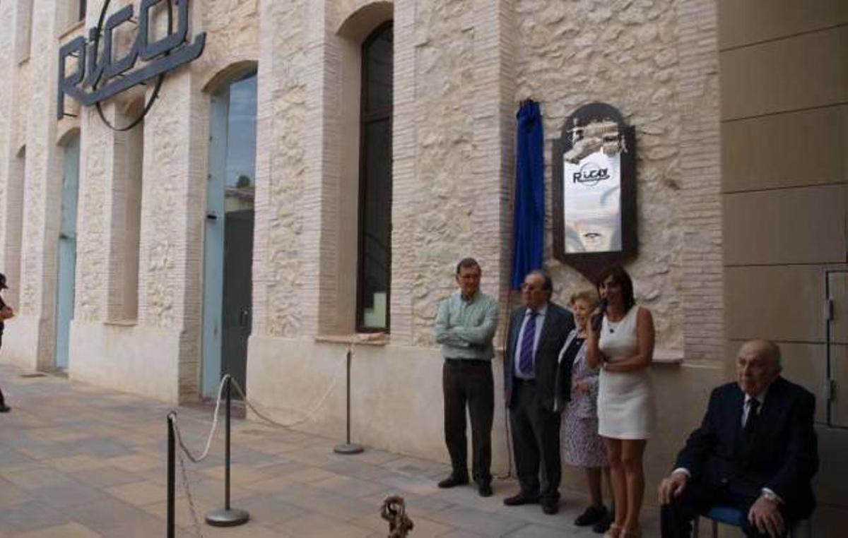 Imagen del acto de inauguración de la plaza Fábrica Rico de Ibi.