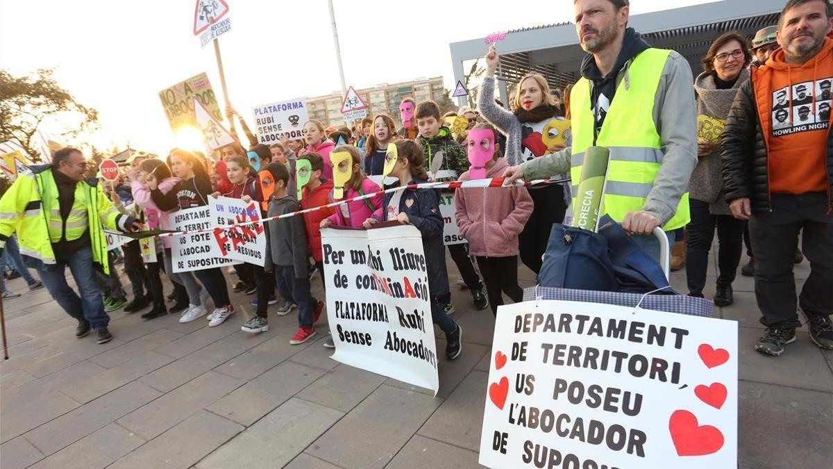 Manifestación contra la apertura del vertedero de Can Balasc en Rubí.