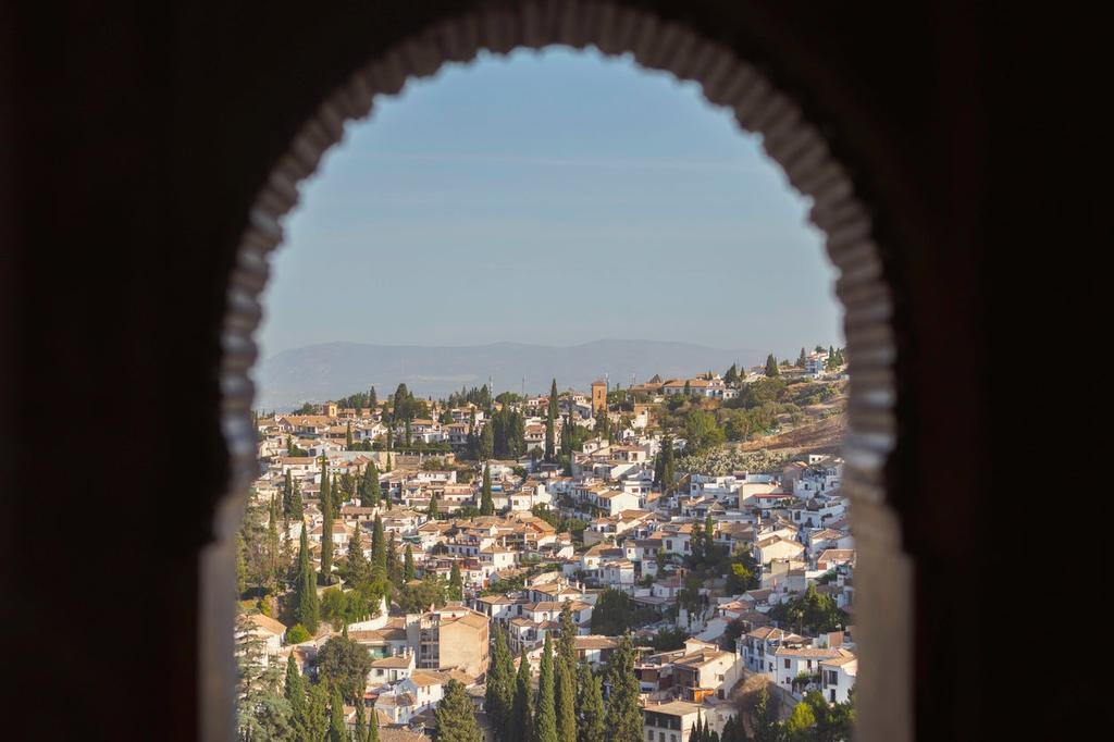 Granada a través de una ventana.