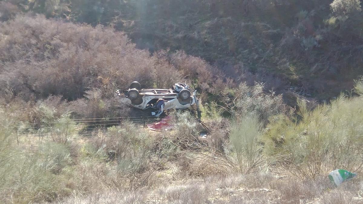 El vehículo ha volcado tras caer por un barranco.