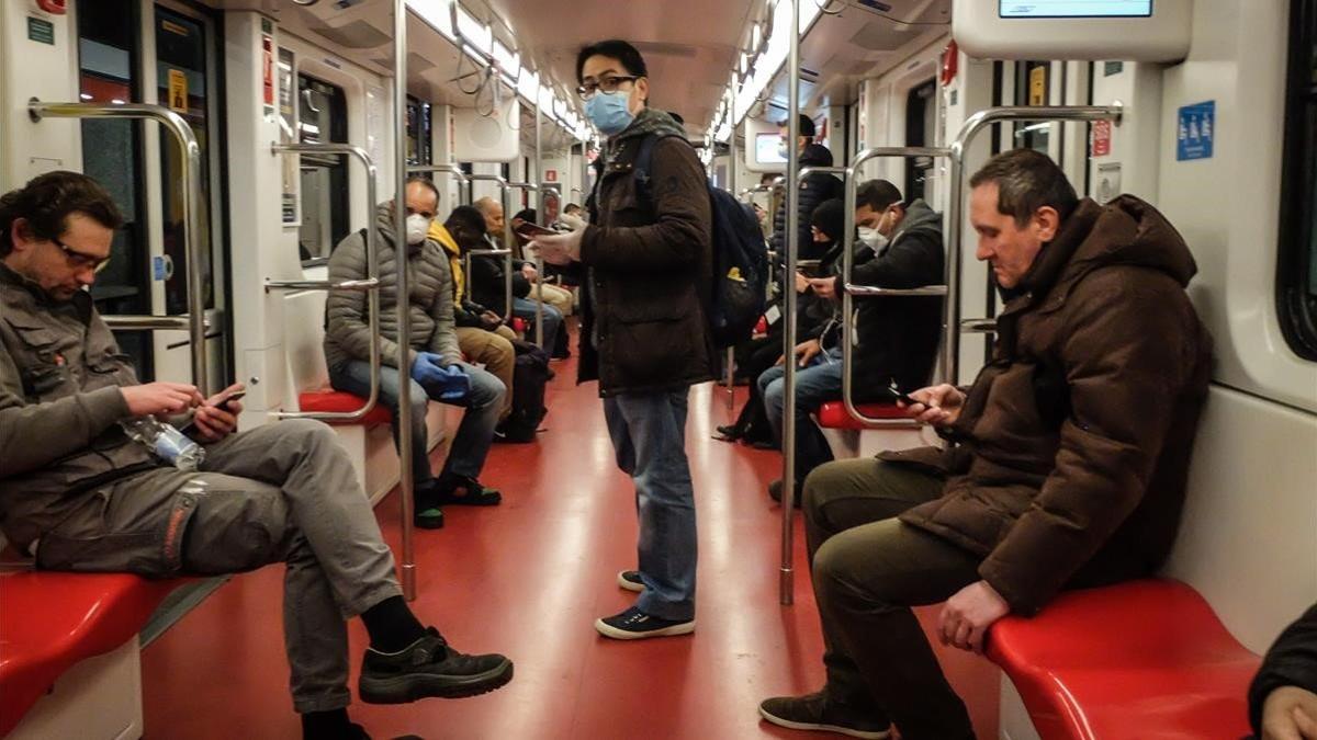 Ciudadanos de Milán en el metro, el martes por la tarde.