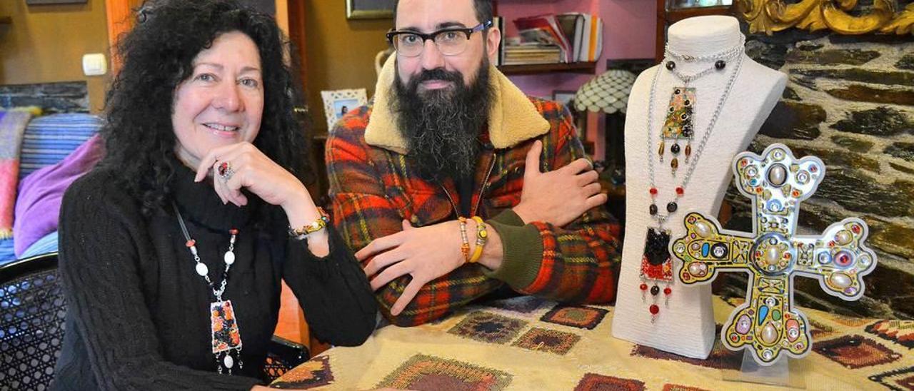 Luis y Marga Robledo junto a su diseño neofolk de la Cruz de la Victoria y algunos de los collares con esmaltes al fuego.