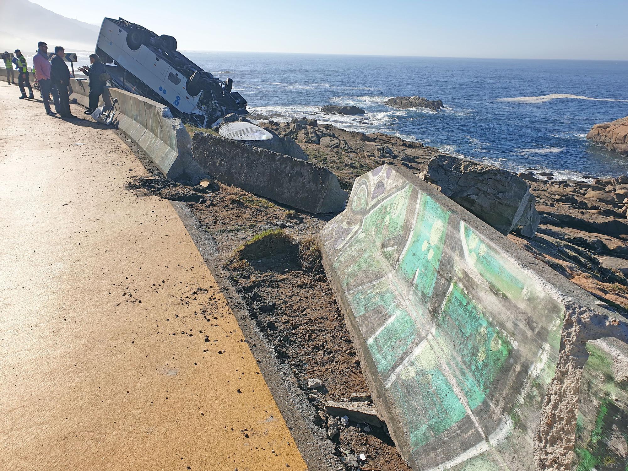 Un microbús vuelca sobre las rocas de cabo Silleiro