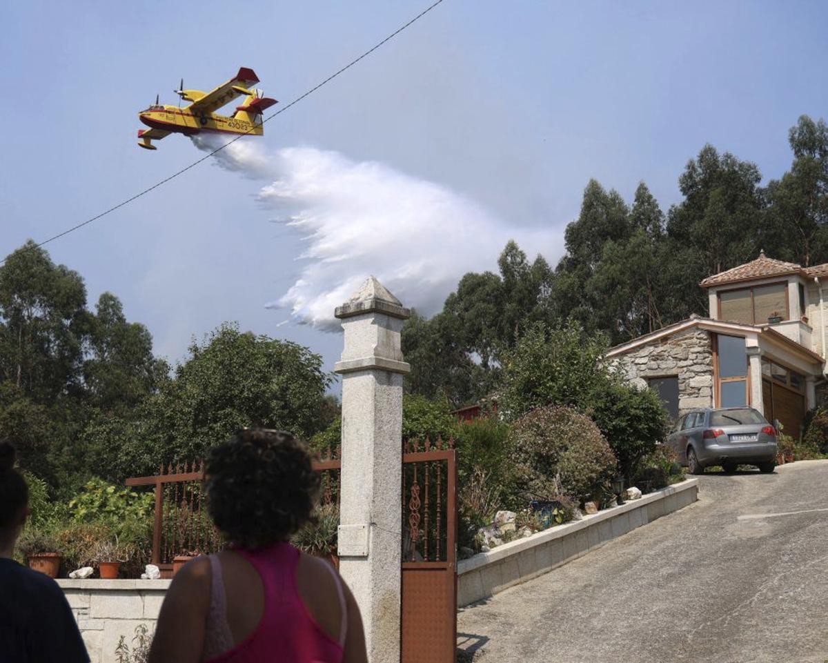 Un  hidroavión en el incendio del pasado agosto en Vilaboa.