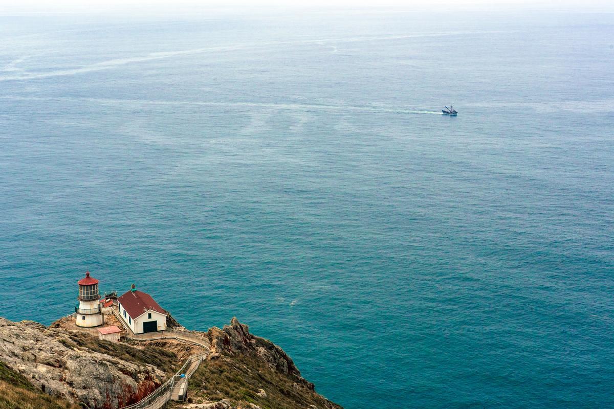 El mar frente al faro de Point Reyes