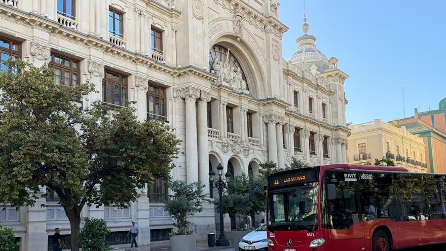 Las diferencias sobre el paso de la EMT complican la reforma de la Plaza del Ayuntamiento
