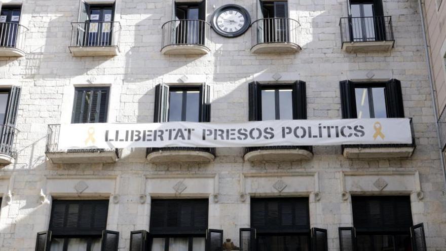 Pancarta a la façana de l&#039;ajuntament de Girona | ACN
