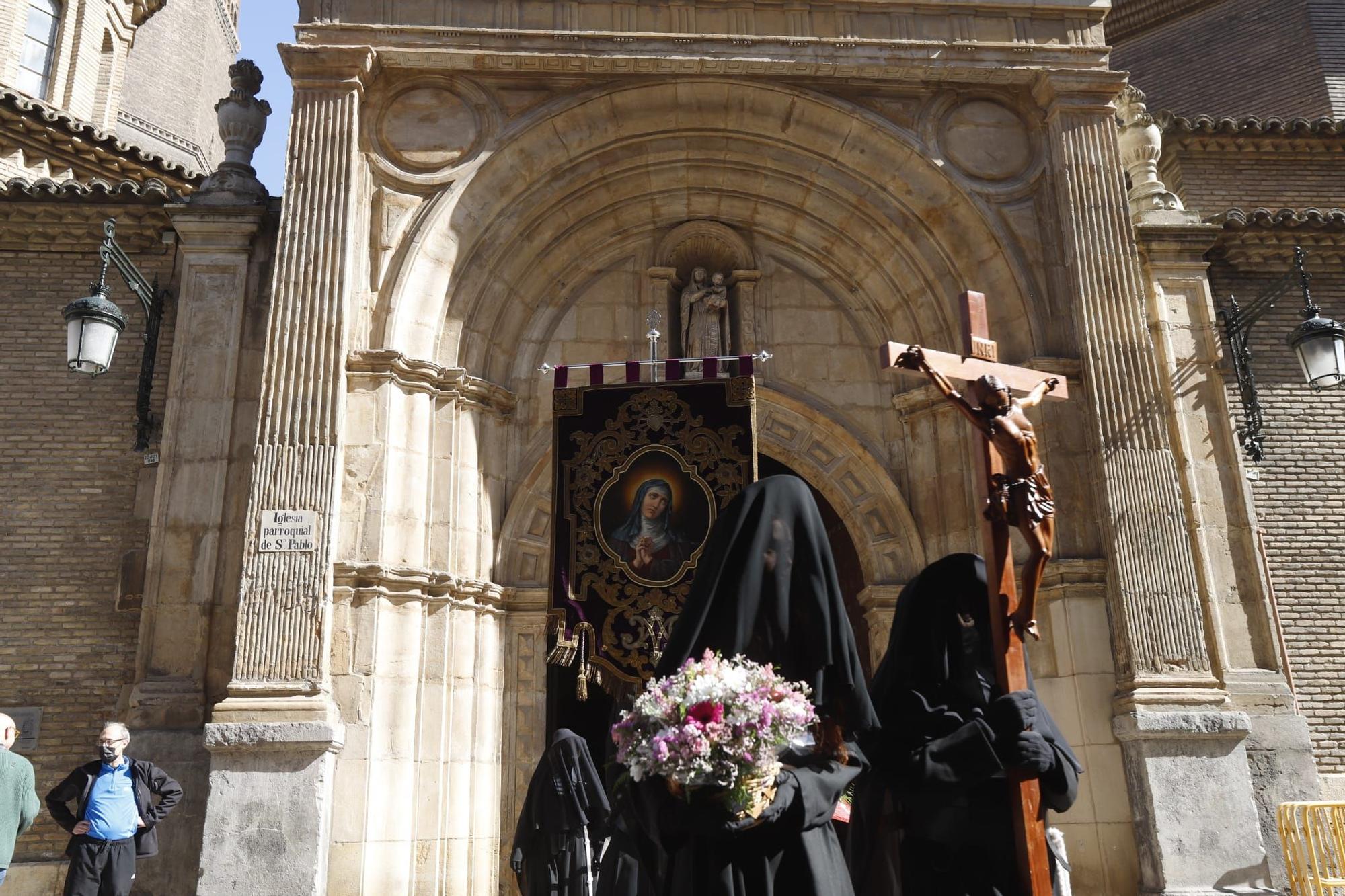 Sábado Santo en Zaragoza: procesión de La Soledad, en imágenes
