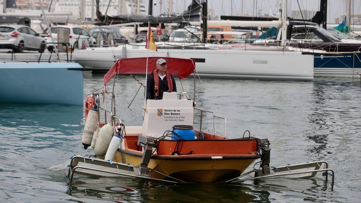 Imágenes de algunas de las embarcaciones que se encargarán de limpiar las costas de Baleares este verano