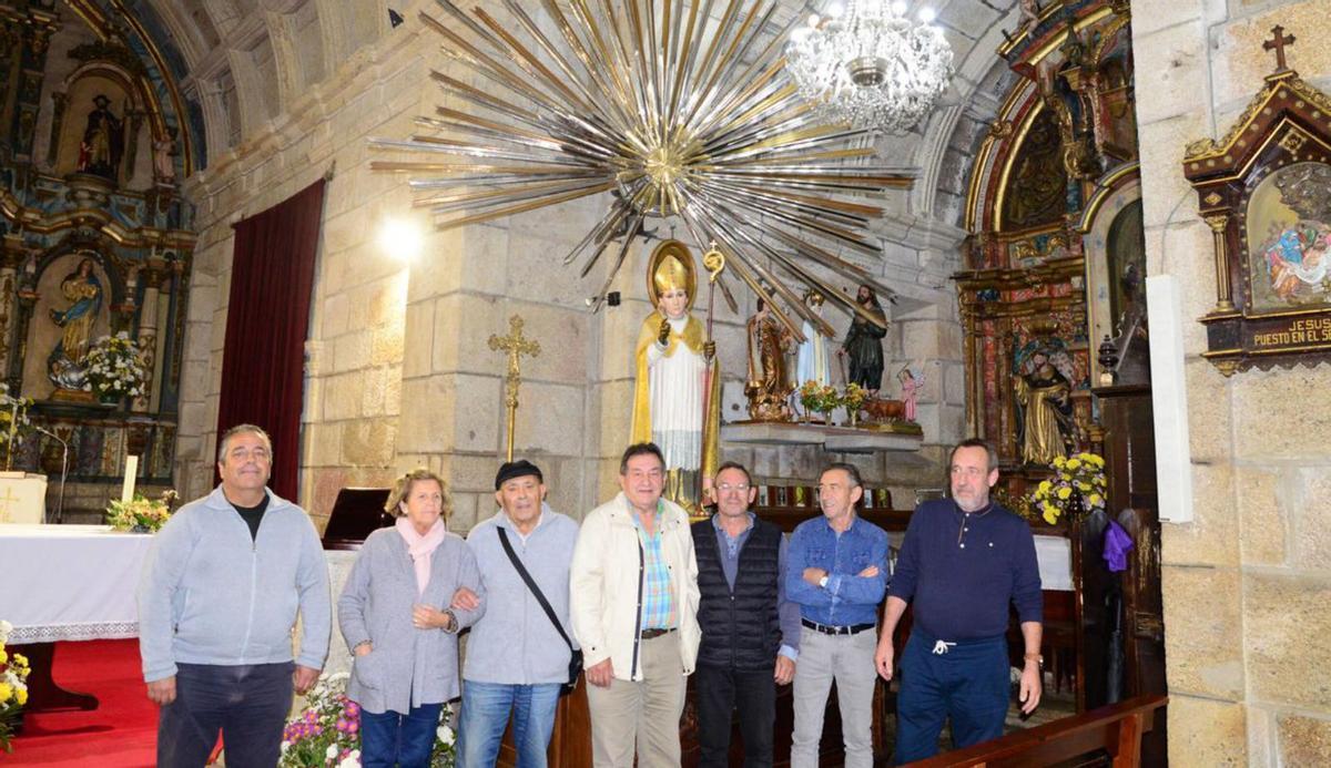 Integrantes de la comisión con la talla de San Martiño. | G. Núñez