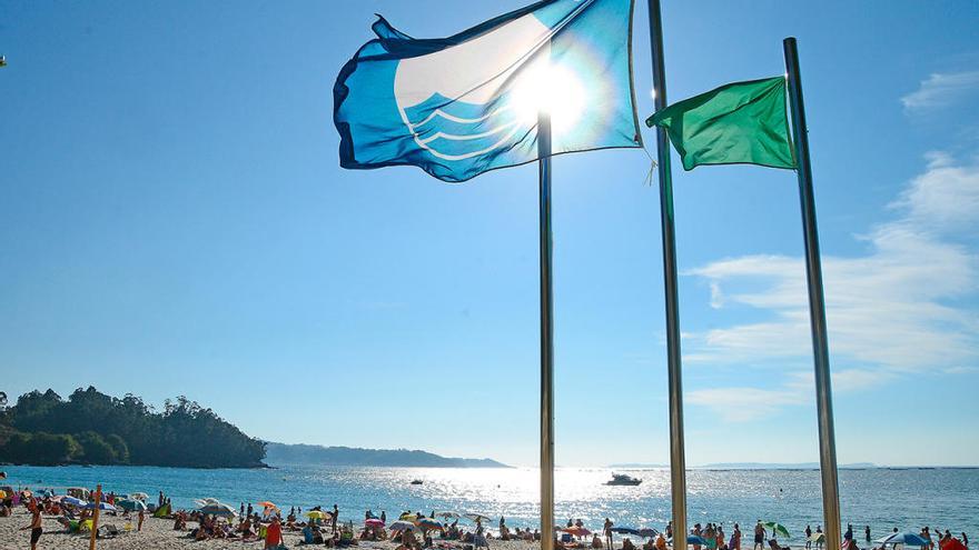 Bandera azul en la playa de Lapamán // G. Núñez