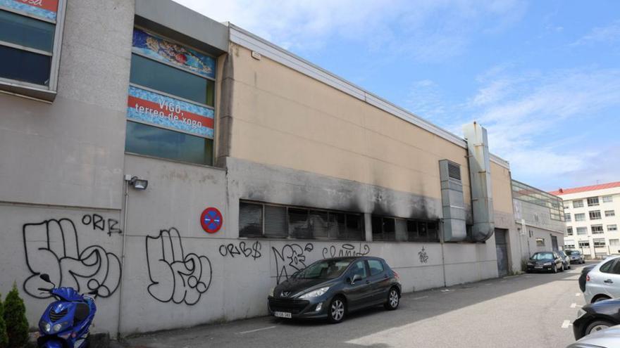 La piscina de Teis inicia su reconstrucción 15 meses después del incendio que la cerró