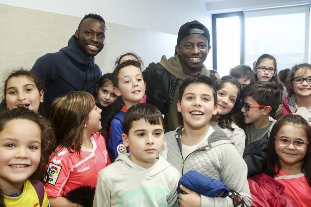 Los jugadores del Oviedo Uwusu y Yeboah visitan a los alumnos del colegio Carmen Ruiz Tilve