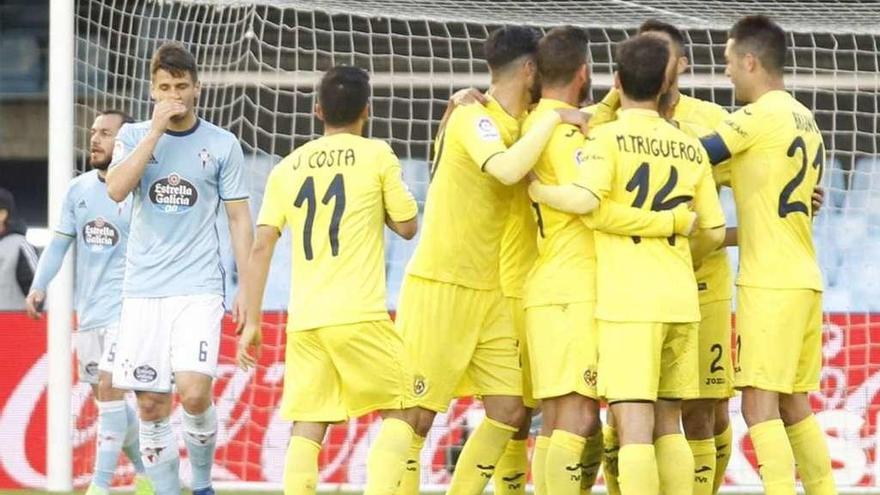 Los jugadores del Villarreal celebran su gol en Balaídos.