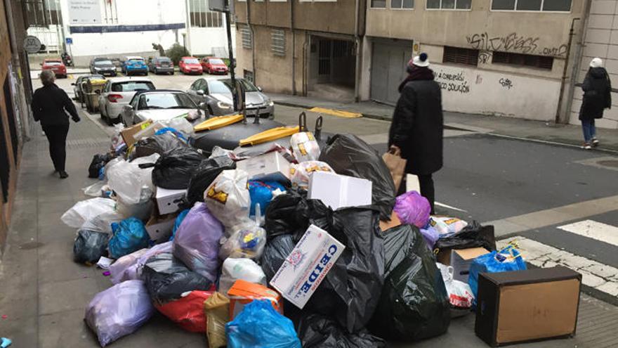 Basura, hoy, en la acera de una transversal a Orillamar.