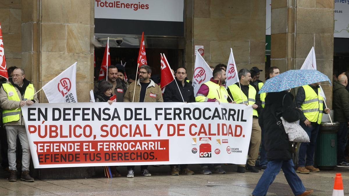 VIDEO: Así fue la concentración de los sindicatos ferroviarios por la huelga de trenes en Asturias