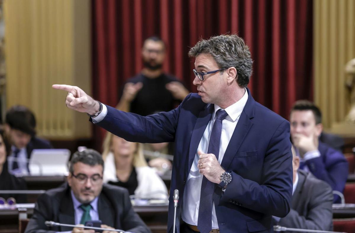 El portavoz y vicepresidente del Govern, Antoni Costa, en el Parlament. | B.RAMON