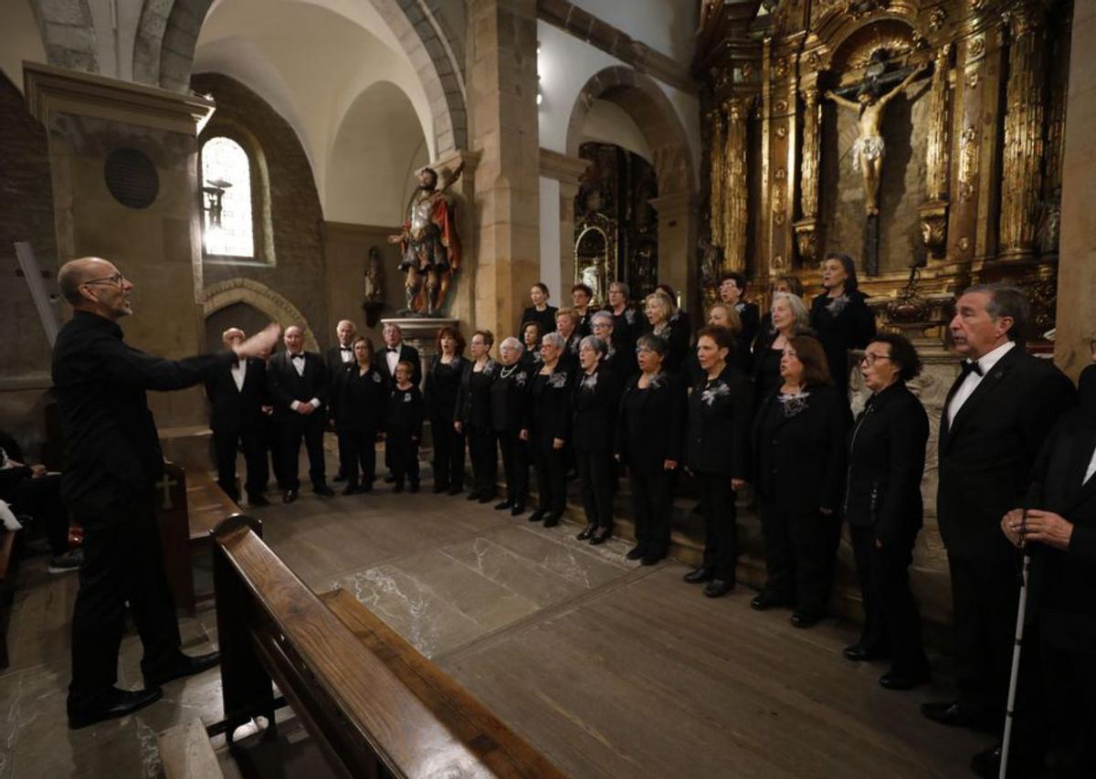 El coro Vetusta lleva la música sacra a la iglesia de San Tirso