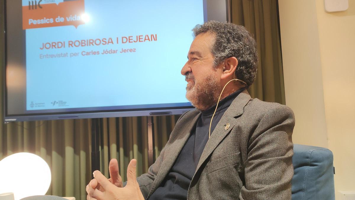 Robirosa lluïa a l'americana la insígnia d'or del Bàsquet Manresa, una de les 12.000 que té a casa