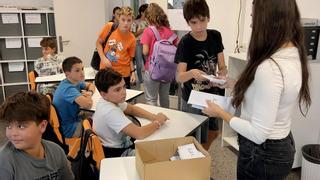 Una escuela de Mataró se conjura con las familias para retrasar hasta los 16 años la entrega del primer móvil