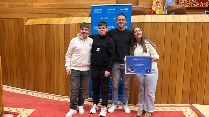 Los tres escolares de Moaña, con el edil de Mocidade. |  FdV