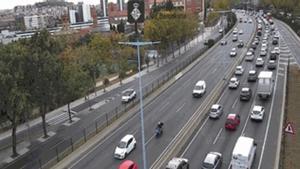 Un accident entre una moto i un camió talla tres entrades de la Ronda de Dalt de Barcelona