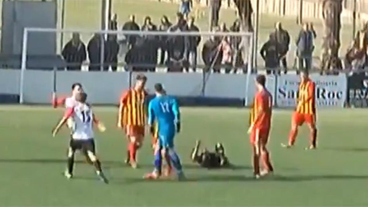Brutal agresión del portero del Manlleu al árbitro tras anularle un gol en el último minuto