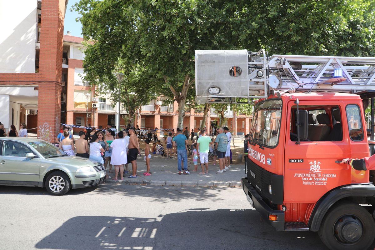 Vecinos de las Margaritas en el entorno de la vivienda donde se ha registrado el incendio este viernes.