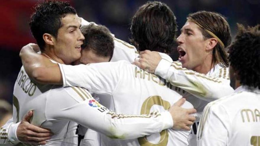 Los jugadores del Real Madrid celebran uno de sus goles ante el Espanyol.