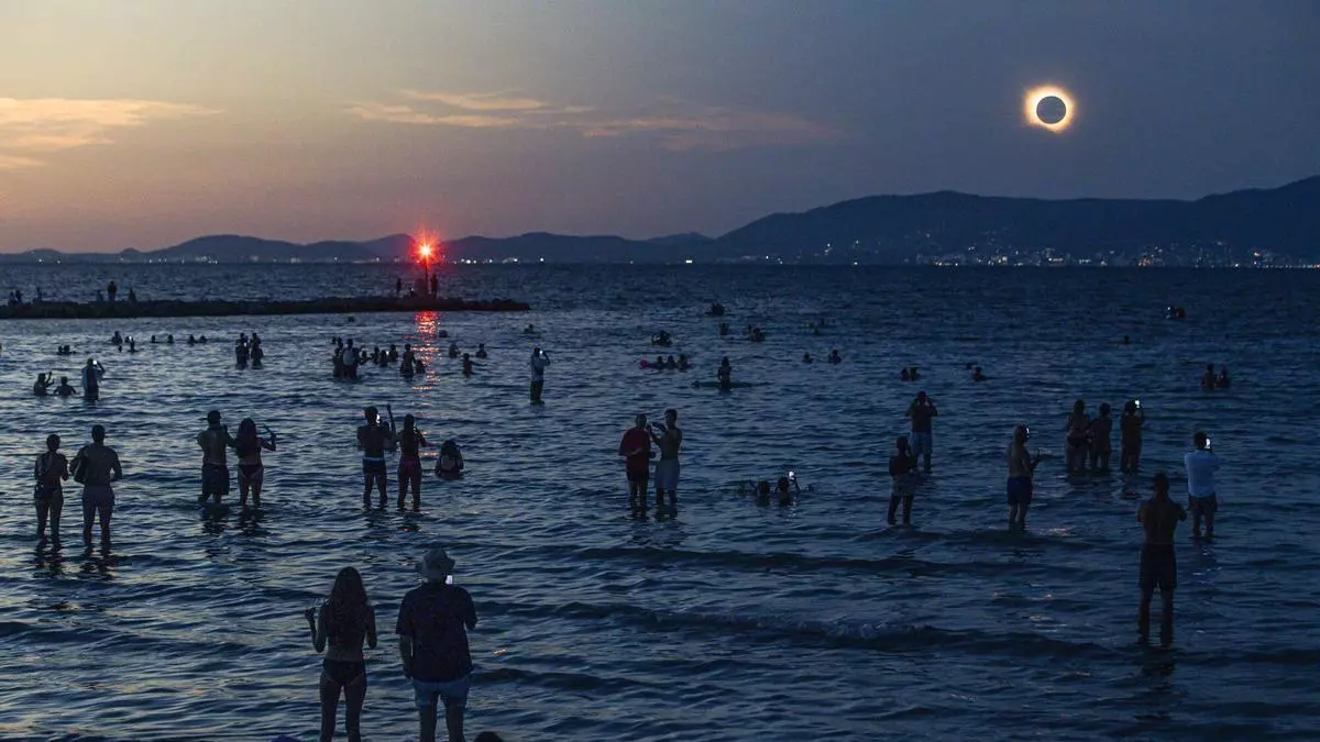 El Sol acrobático eclipsa al primitivo ser humano